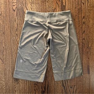 Lululemon Shorts Womens 8 Green Active Wear Gym Fitness